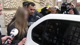 Eleva din Oradea, care și-a înjunghiat profesorul, arestată preventiv! Tânăra vrea să se întoarcă la școală